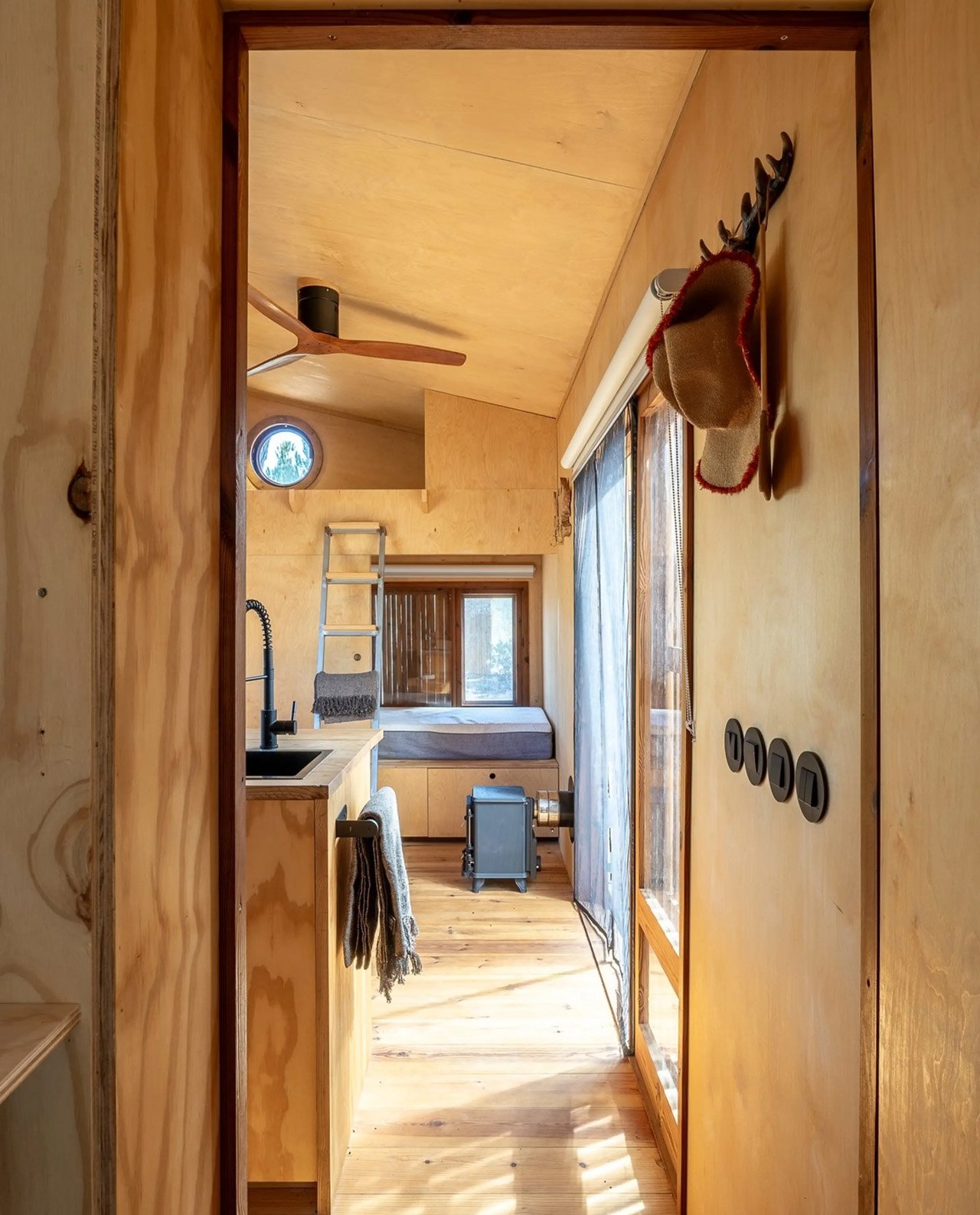 1729995372 119 Cette petite maison en bois situee dans la campagne portugaise - plare.