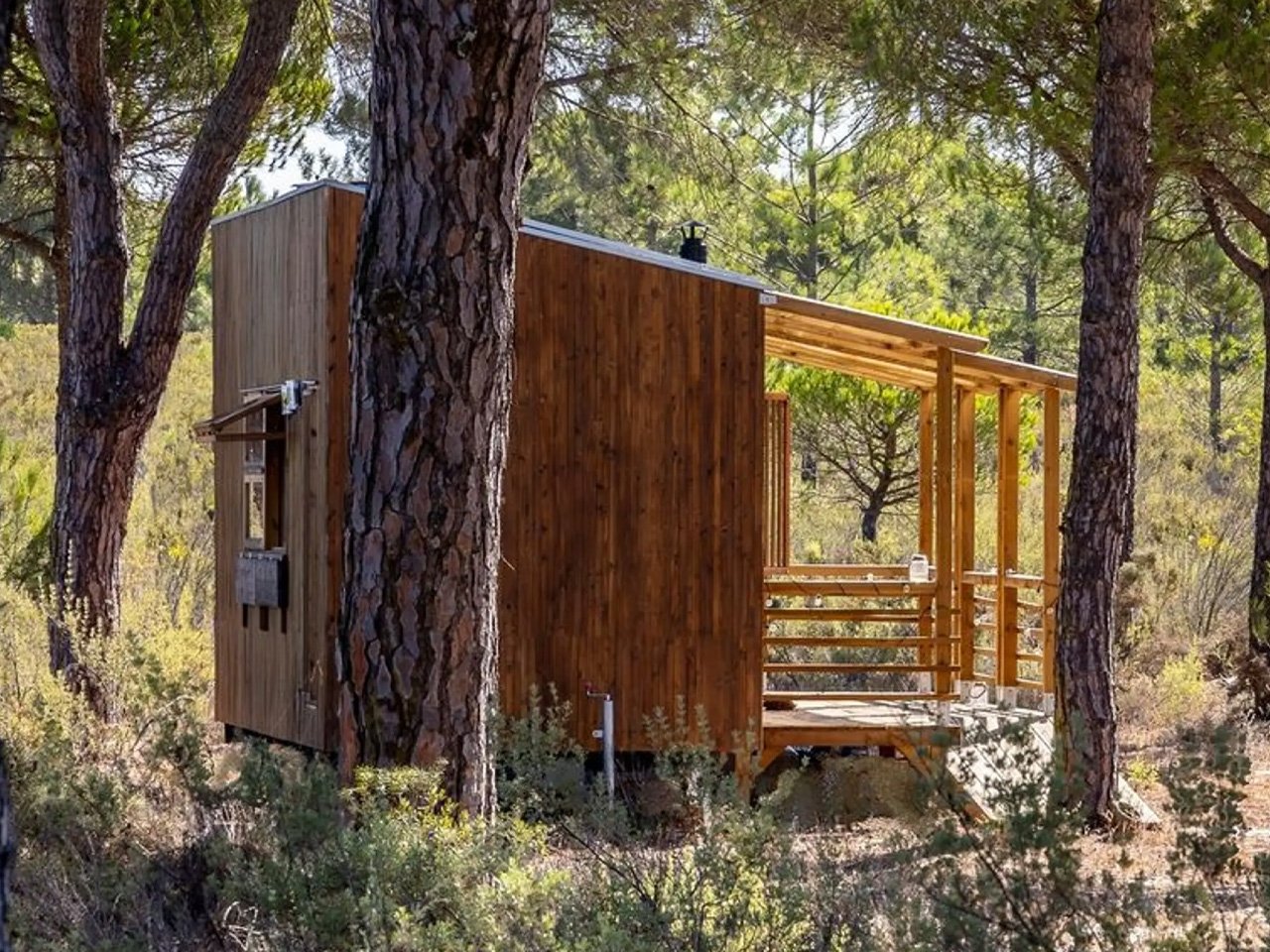 1729995372 248 Cette petite maison en bois situee dans la campagne portugaise - plare.