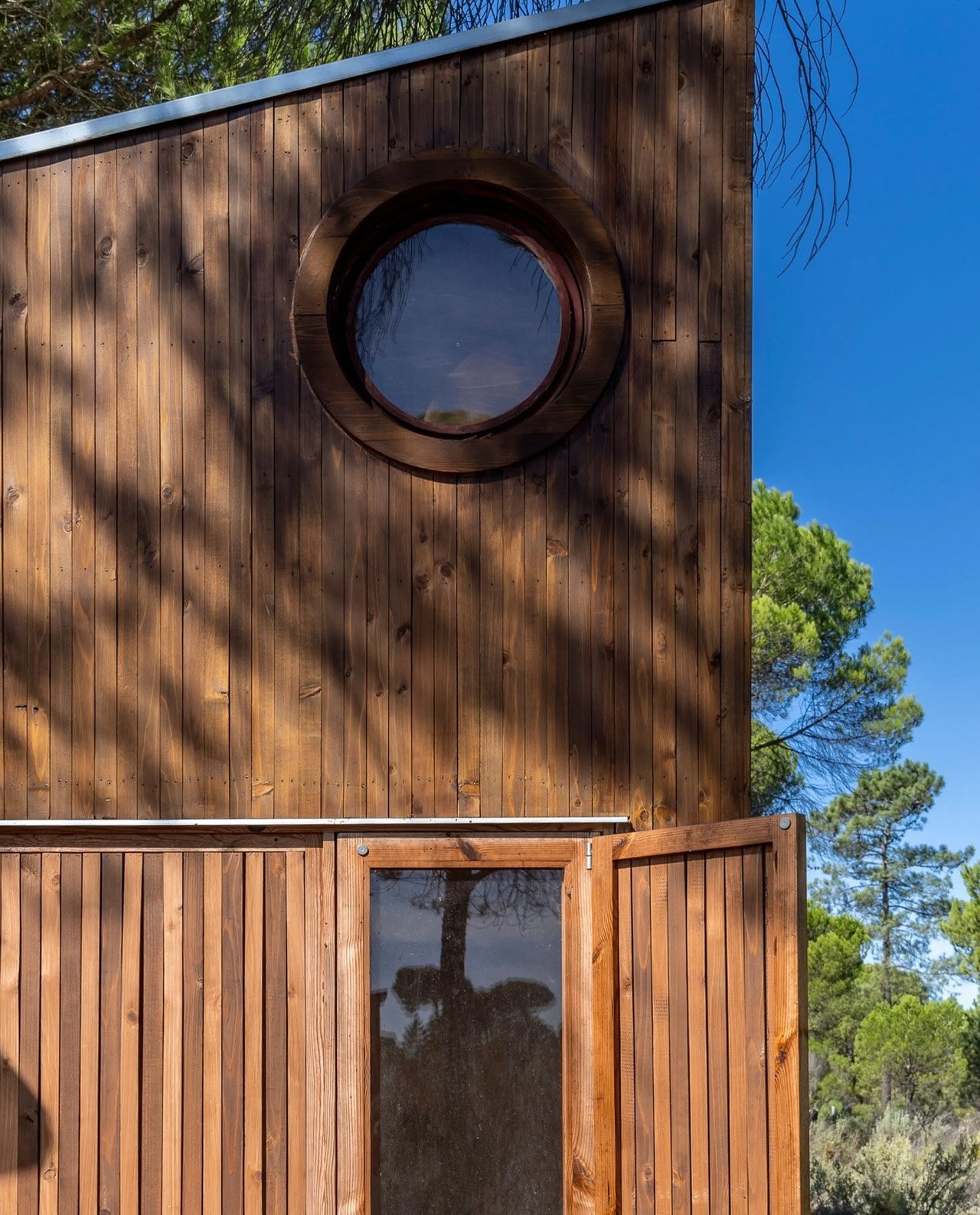 1729995372 271 Cette petite maison en bois situee dans la campagne portugaise - plare.