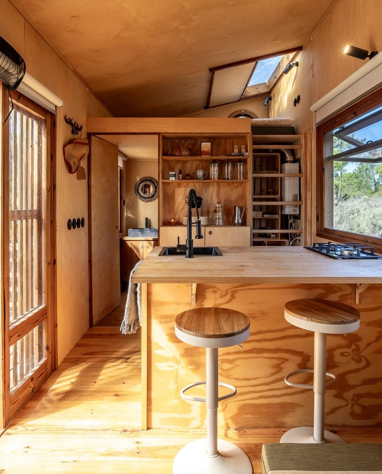 1729995372 511 Cette petite maison en bois situee dans la campagne portugaise - plare.