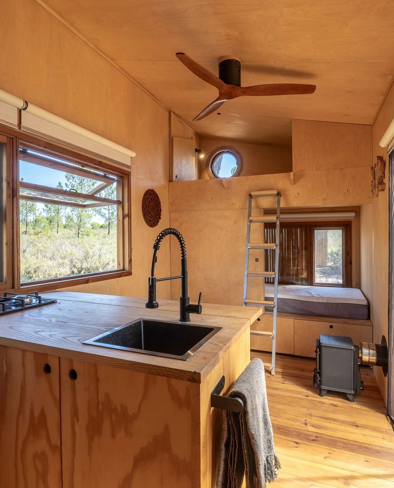 1729995372 720 Cette petite maison en bois situee dans la campagne portugaise - plare.