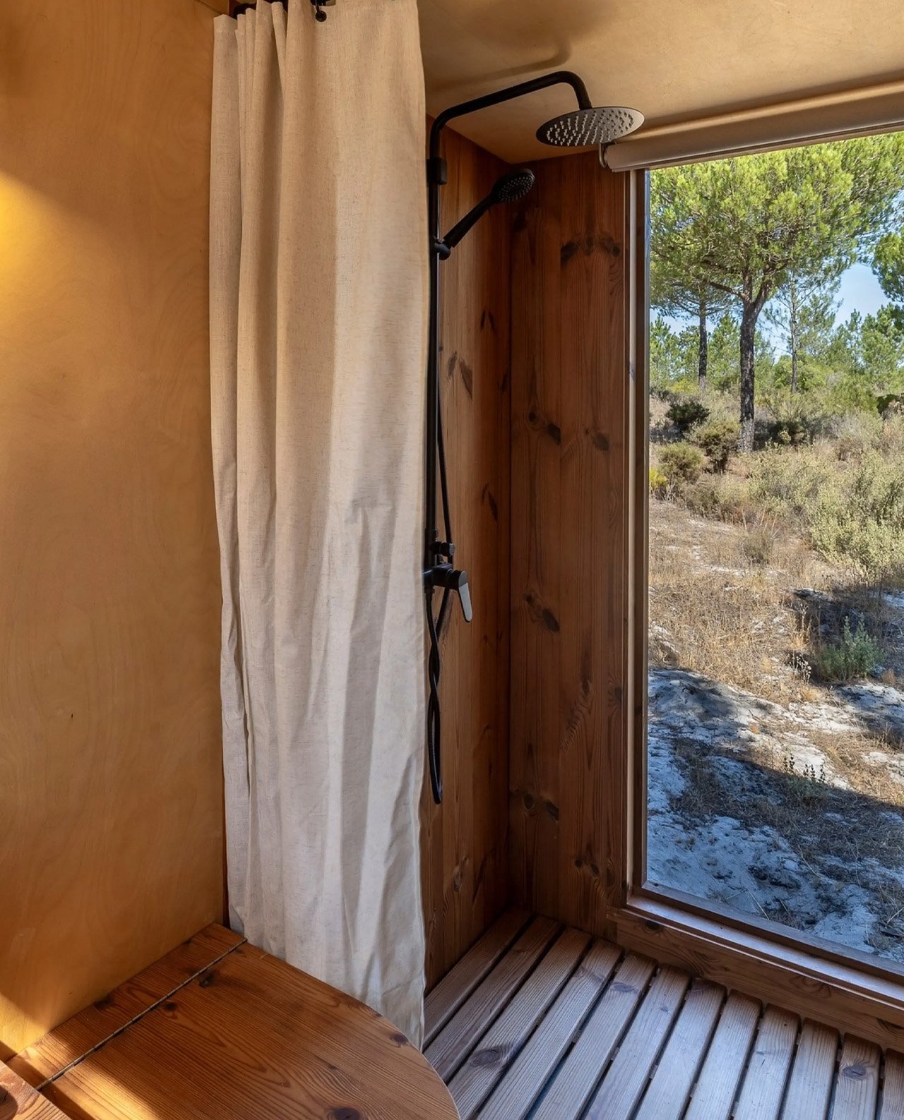 1729995372 949 Cette petite maison en bois situee dans la campagne portugaise - plare.