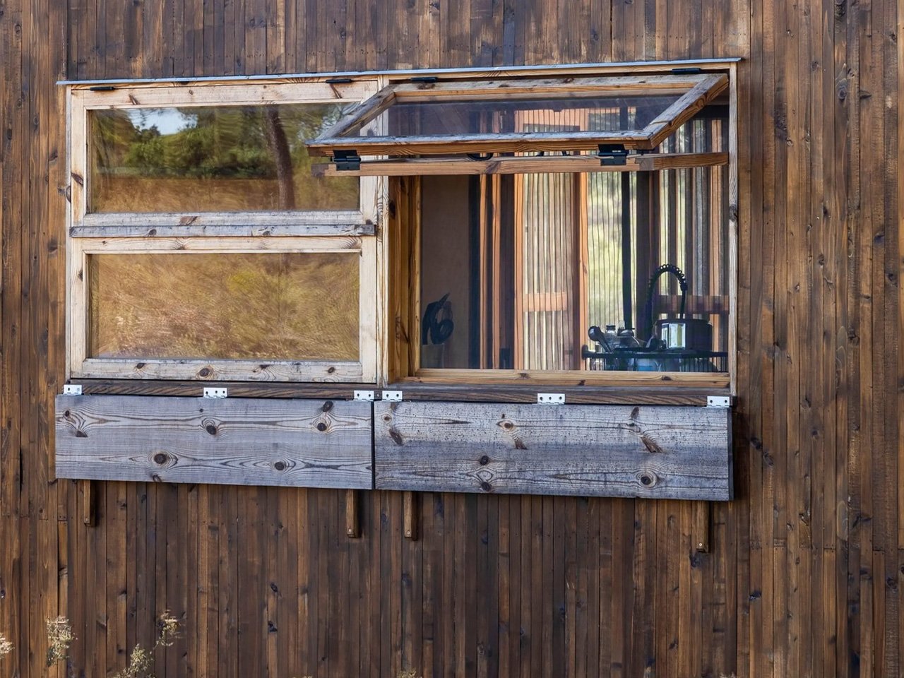 1729995372 965 Cette petite maison en bois situee dans la campagne portugaise - plare.