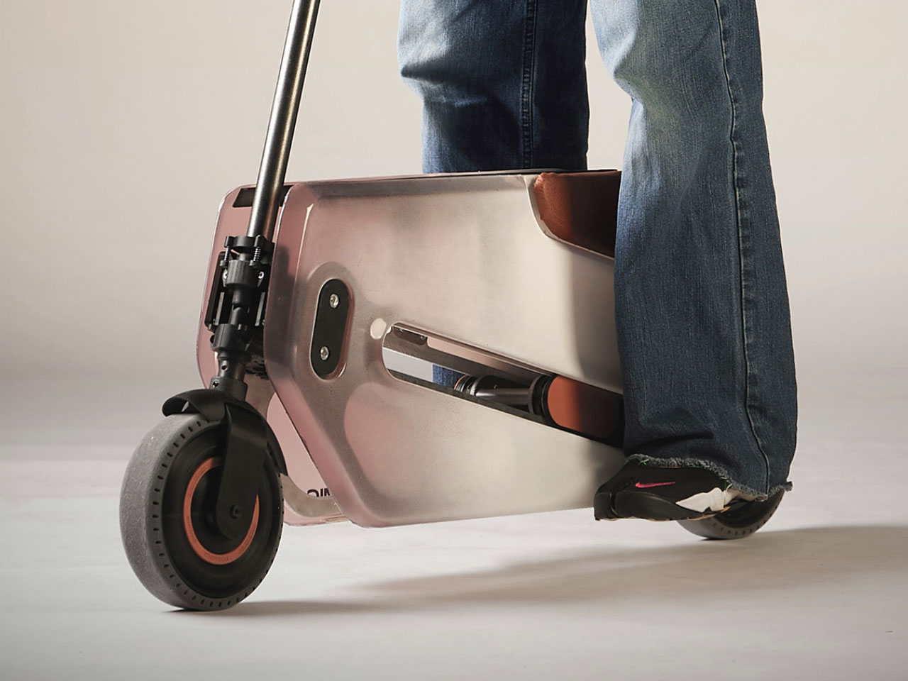 1730062012 705 Le scooter pliable pour les trajets domicile travail a linterieur des limites - plare.