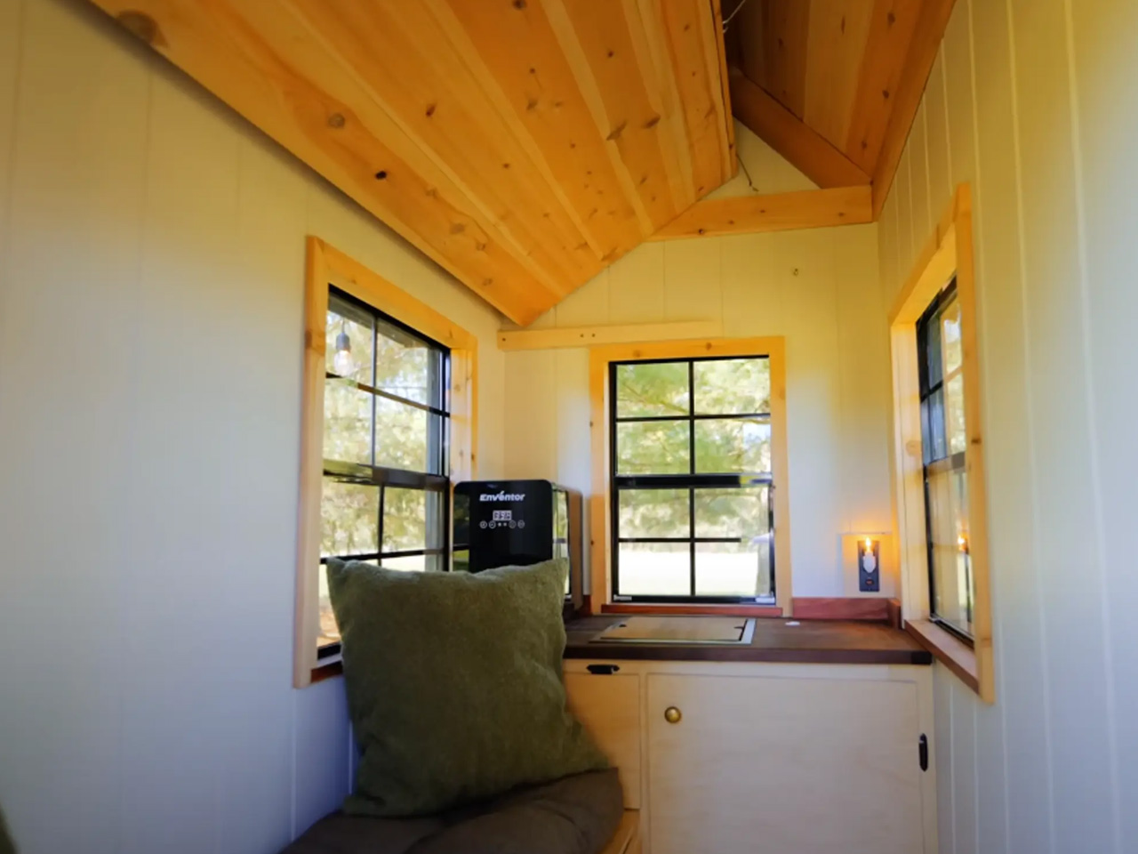 1730071870 946 La plus petite maison du monde convainc par son design - plare.
