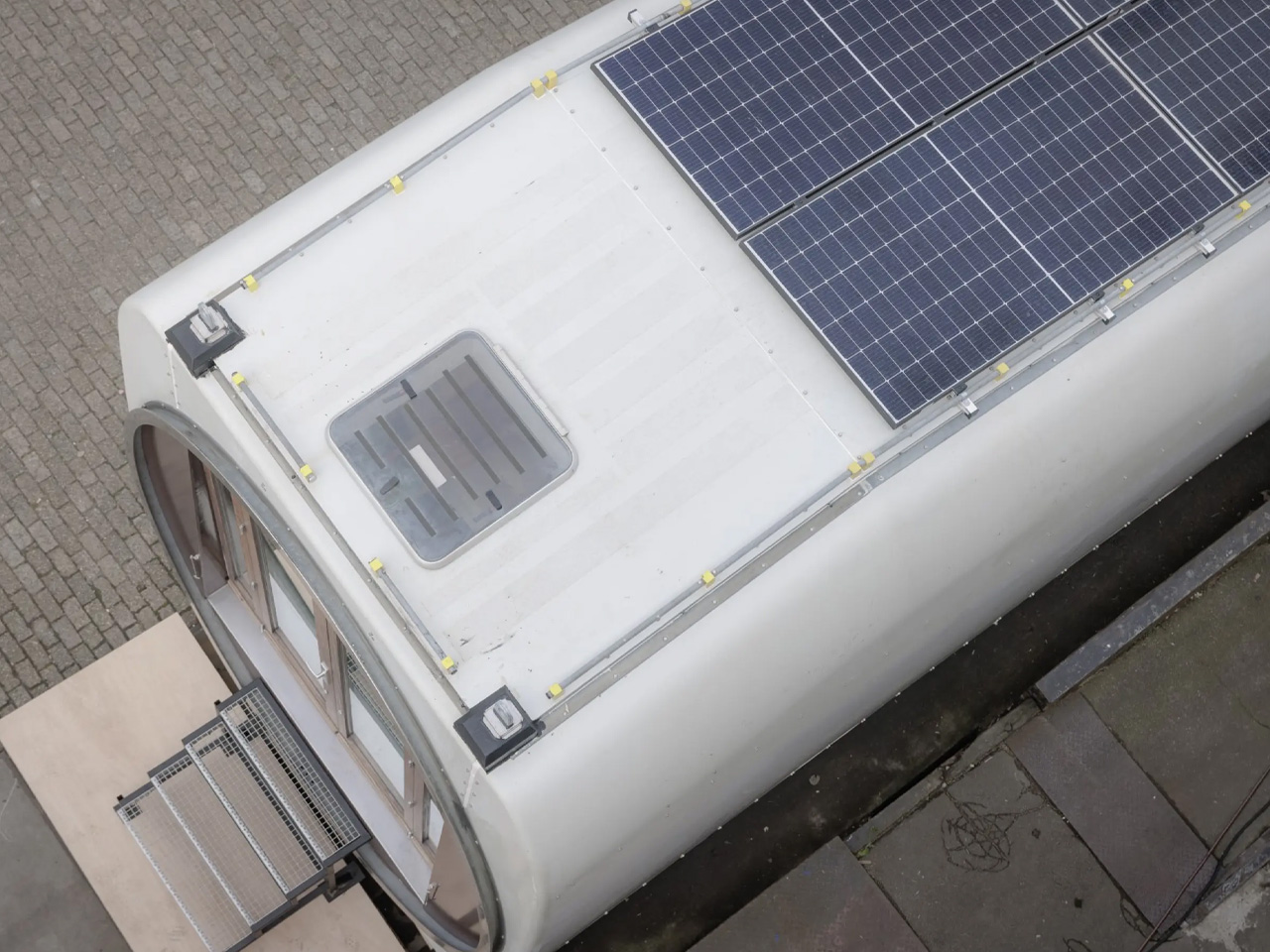 1730129196 550 Une eolienne transformee en une petite maison durable du futur - plare.