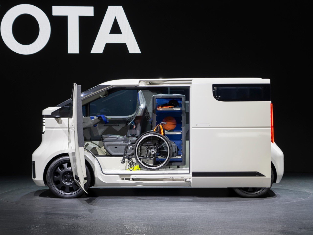1730408017 58 Le nouveau Micro camper de Toyota se transforme en fourgon de - plare.