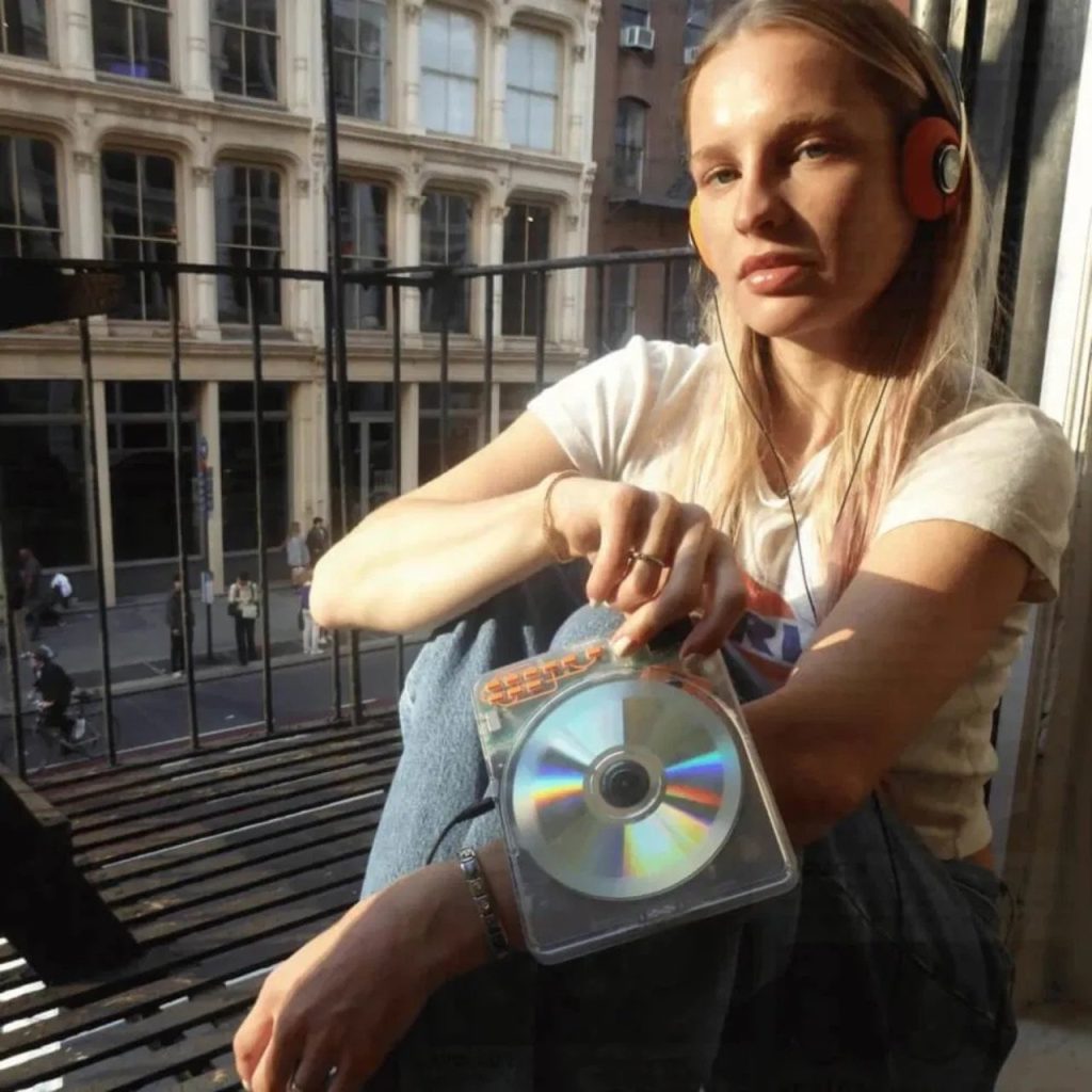 Kickback propose des lecteurs CD, des cassettes et des enceintes Bluetooth transparents et nostalgiques.