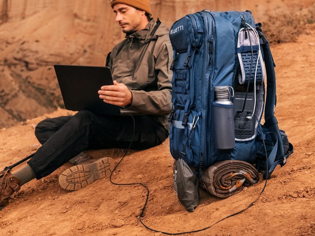 Le sac à dos BLUETTI avec générateur solaire intégré peut alimenter l’ensemble de votre voyage d’aventure en plein air.