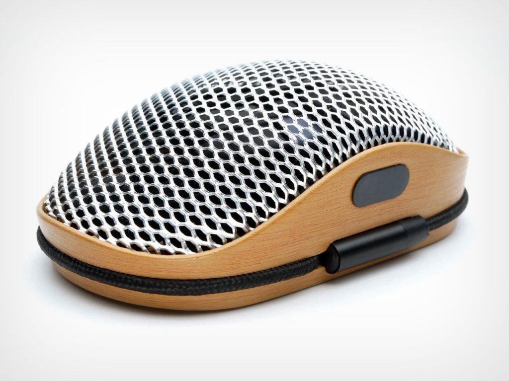 Ce concurrent de la souris magique Steampunk dispose d’un lecteur de carte SD intégré et se recharge même normalement.