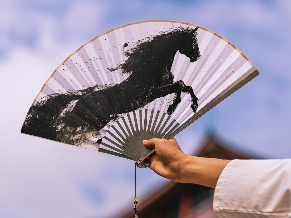 Cet éventail pliant EDC en titane vous transforme en Kitana de Mortal Kombat.