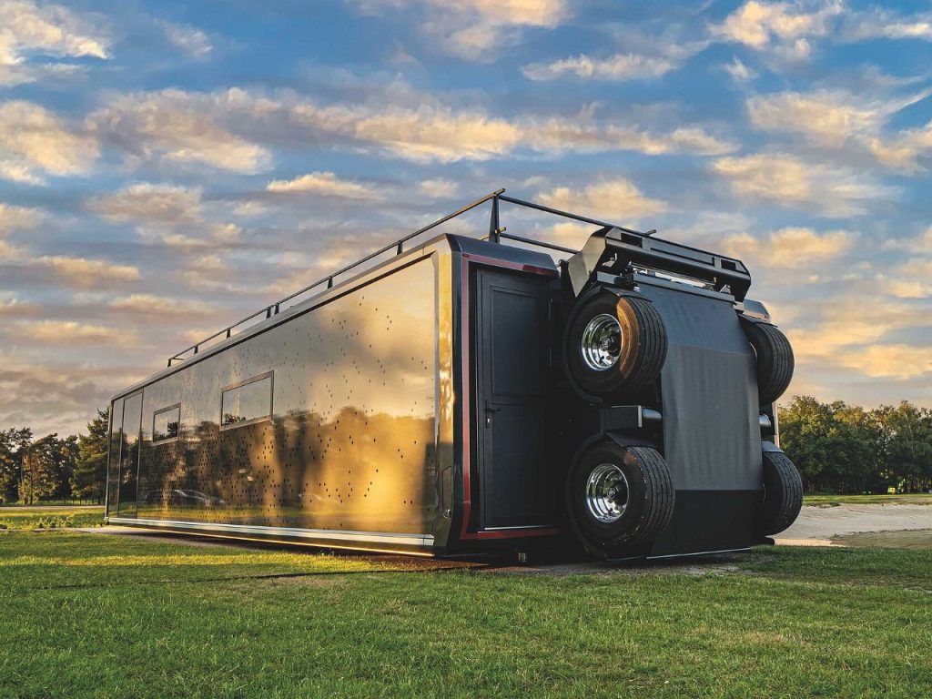 Le Touchdown extensible se transporte comme n’importe quelle remorque et s’arrime au sol pour un accès facile.