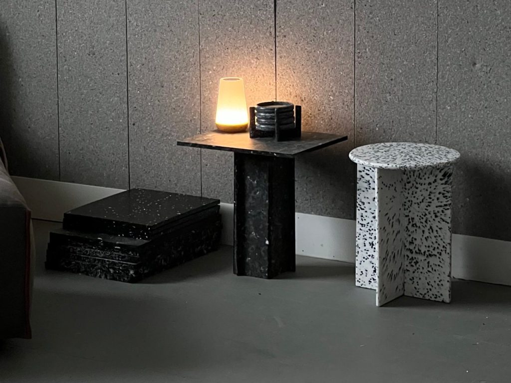 Le plastique recyclé transformé en feuilles semblables à des pierres pour la conception de meubles durables