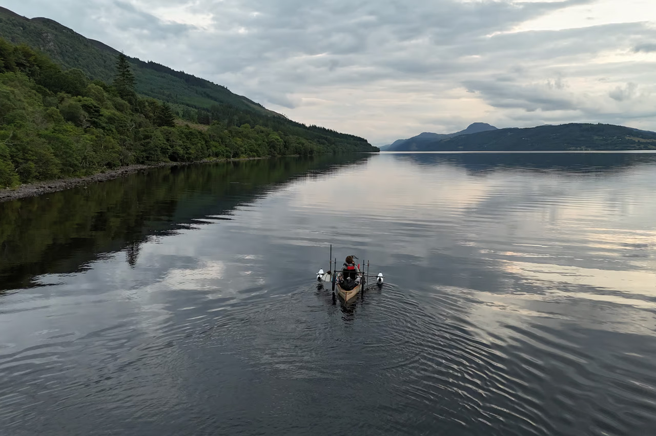 1730664977 252 Un homme traverse lEcosse a bord dun canoe amphibie construit - plare.
