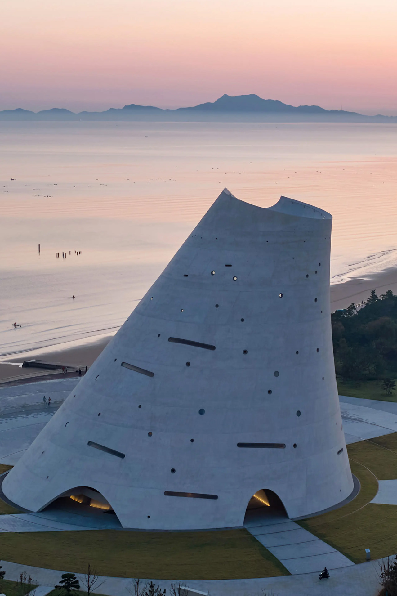 1730853264 873 Cette tour dobservation insolite fonctionne comme un gigantesque cadran solaire - plare.