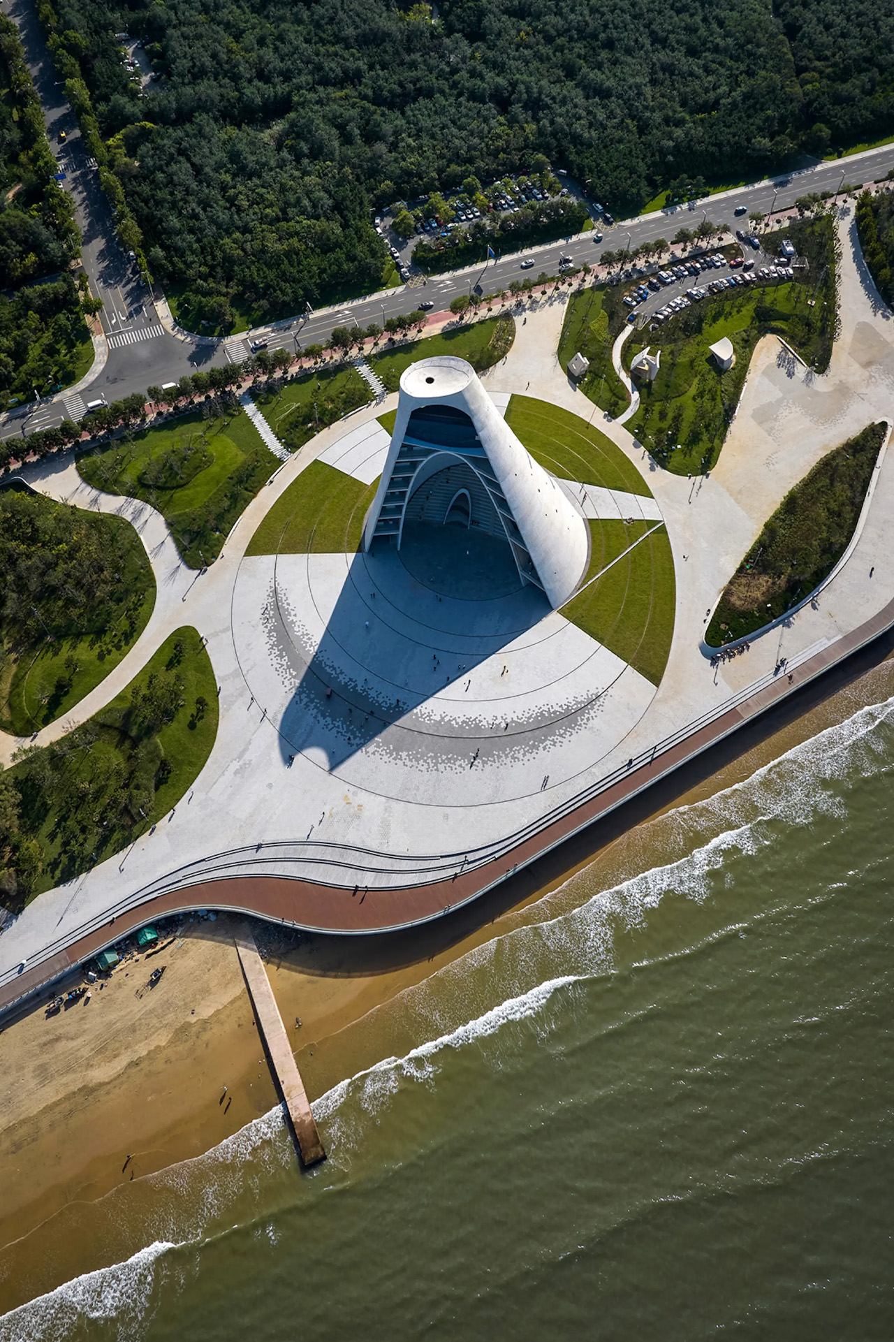 1730853265 947 Cette tour dobservation insolite fonctionne comme un gigantesque cadran solaire - plare.