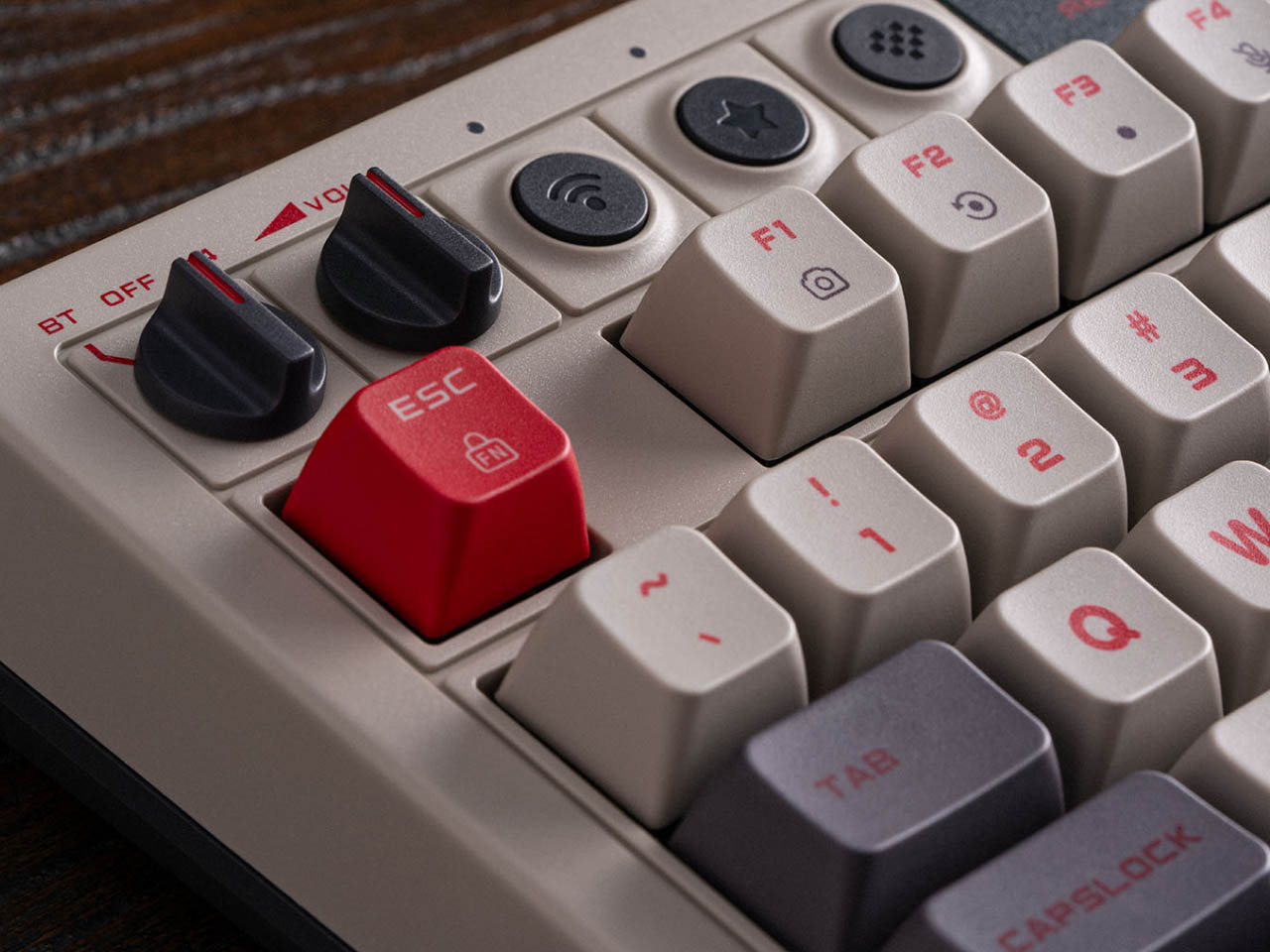 1731090466 461 8BitDo presente le clavier mecanique retro avec pave numerique integre - plare.