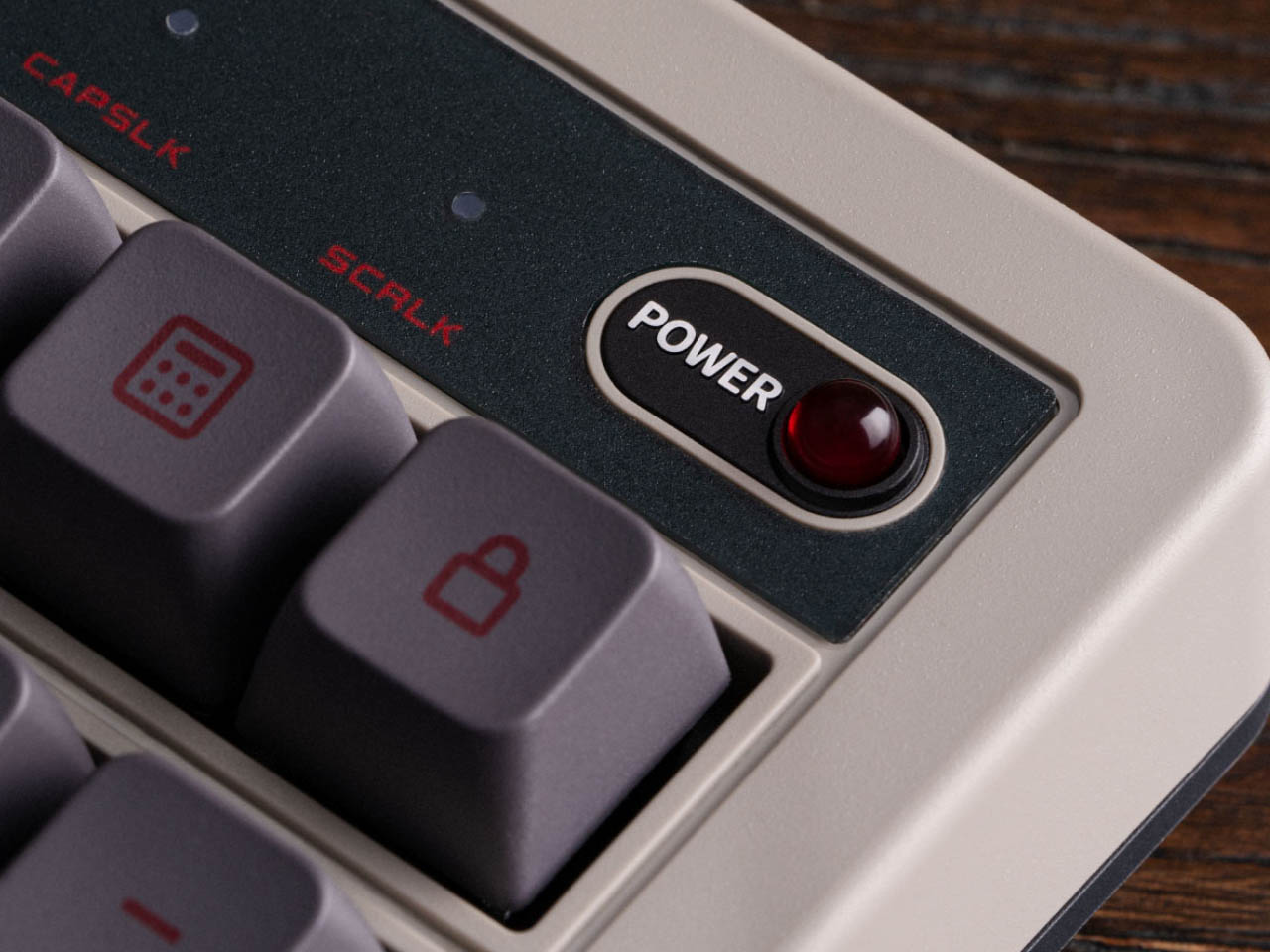 1731090469 748 8BitDo presente le clavier mecanique retro avec pave numerique integre - plare.