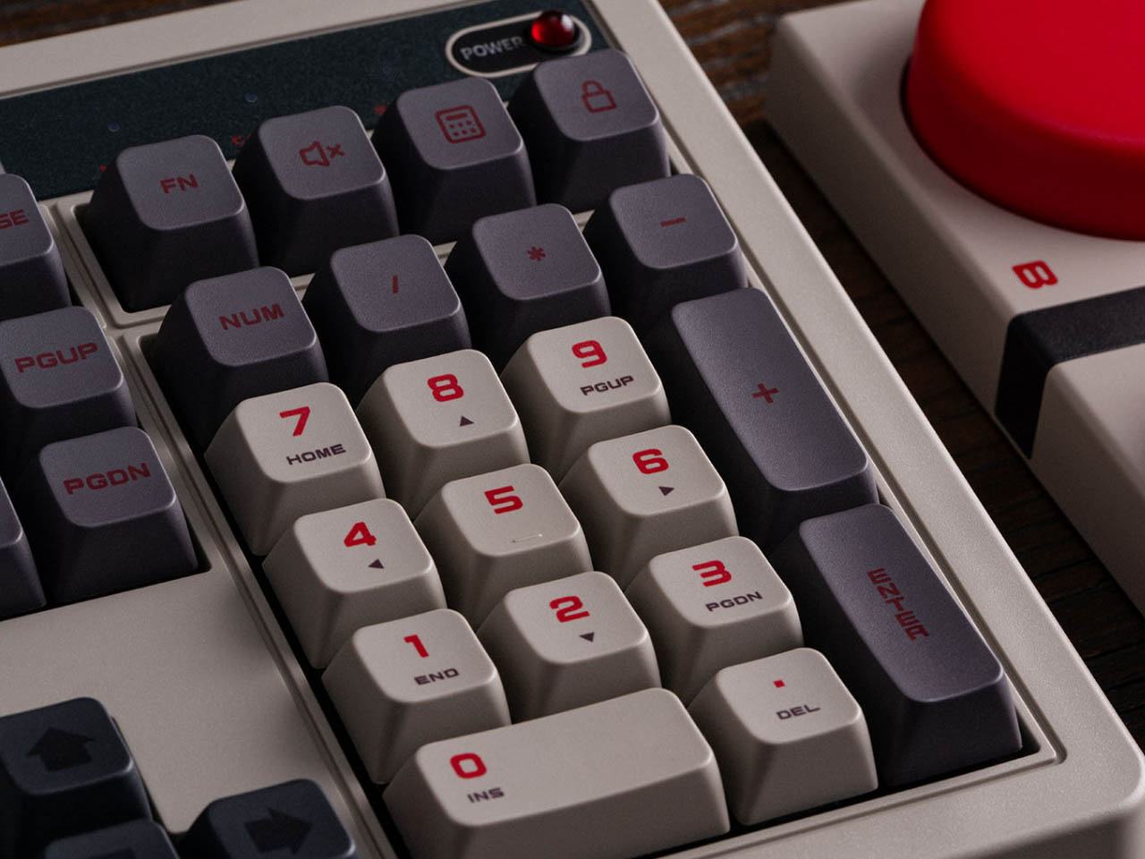 1731090472 667 8BitDo presente le clavier mecanique retro avec pave numerique integre - plare.