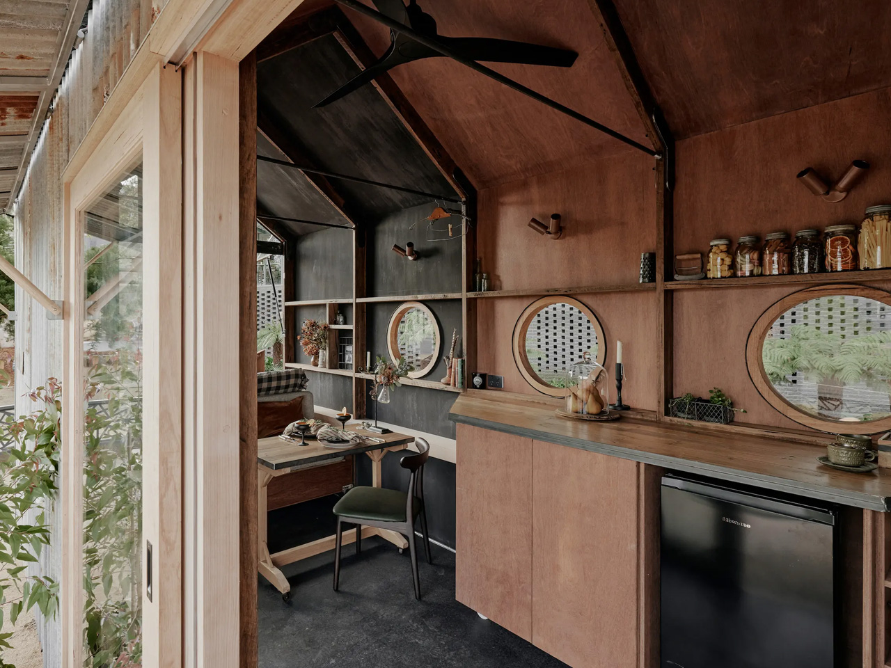 1731631181 338 Faites glisser le lit dans cette petite maison isolee pour - plare.