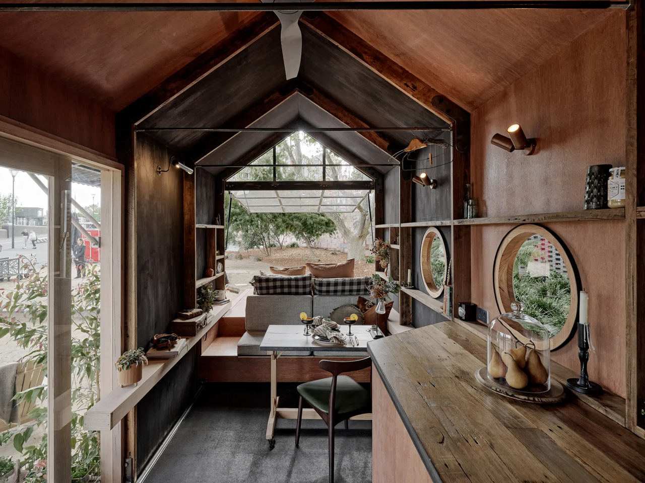1731631184 766 Faites glisser le lit dans cette petite maison isolee pour - plare.
