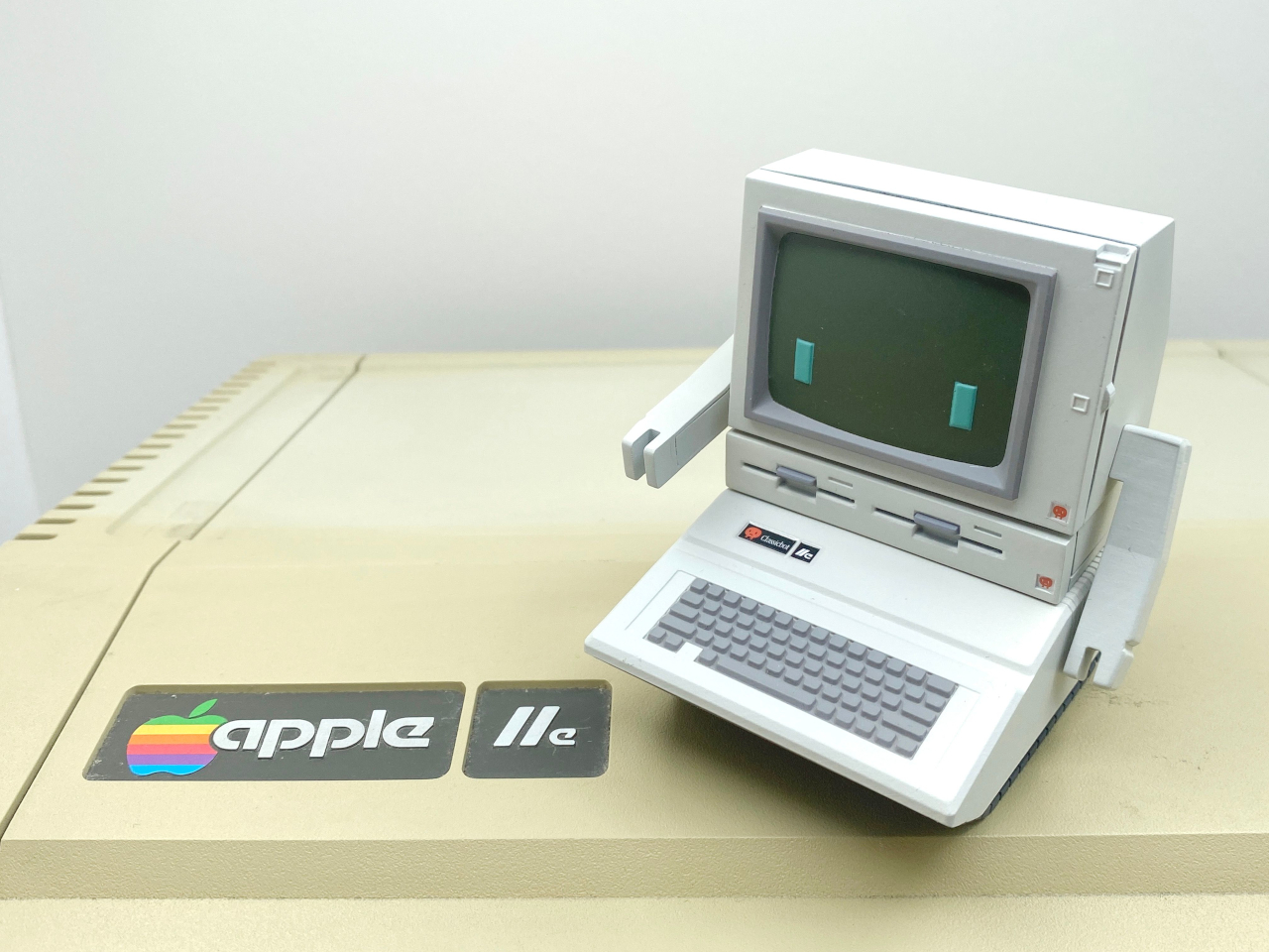 1731680795 836 Ce robot jouet de bureau est un delicieux hommage a lemblematique - plare.