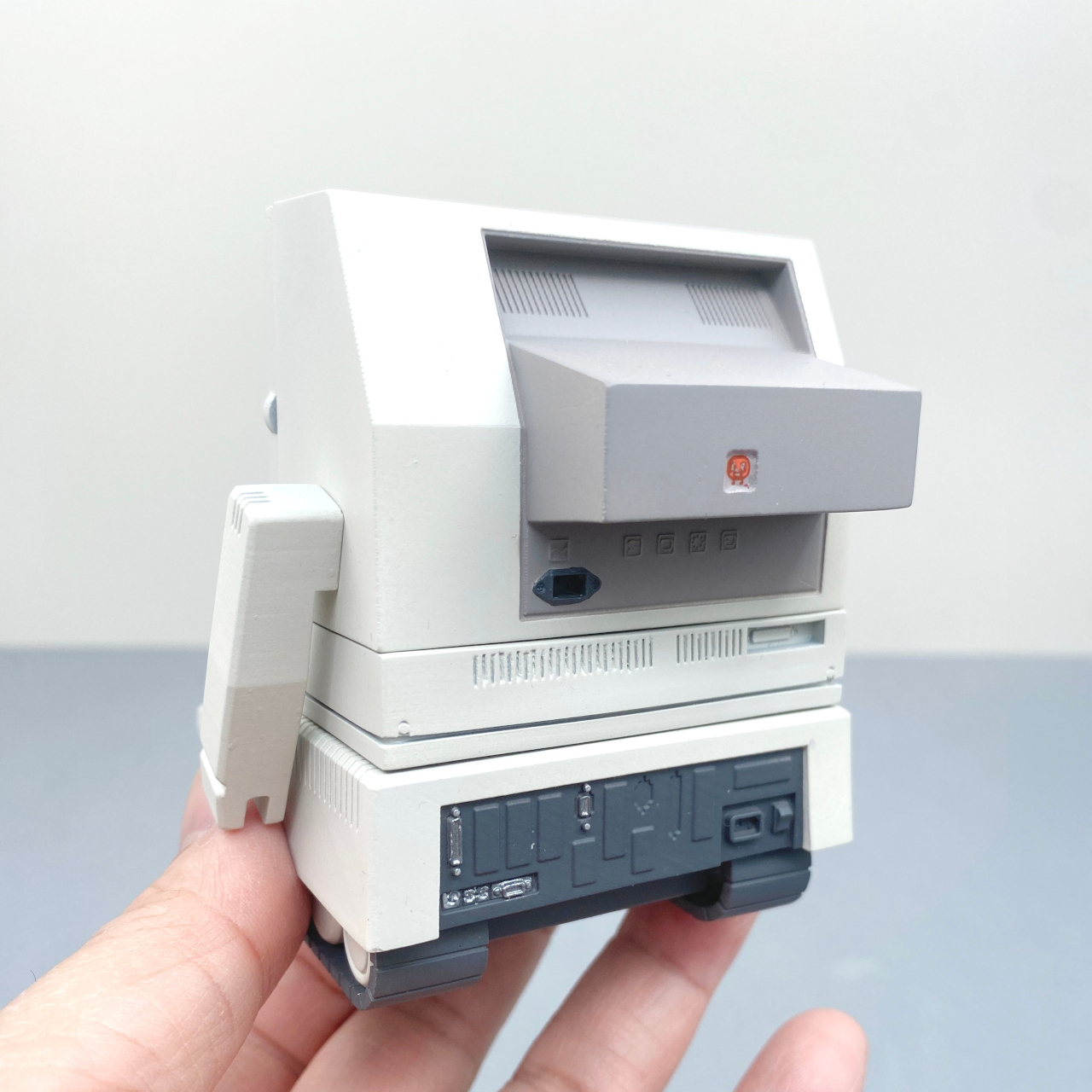 1731680798 383 Ce robot jouet de bureau est un delicieux hommage a lemblematique - plare.