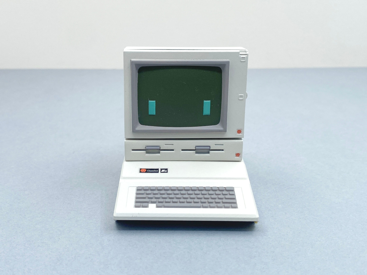 1731680799 321 Ce robot jouet de bureau est un delicieux hommage a lemblematique - plare.
