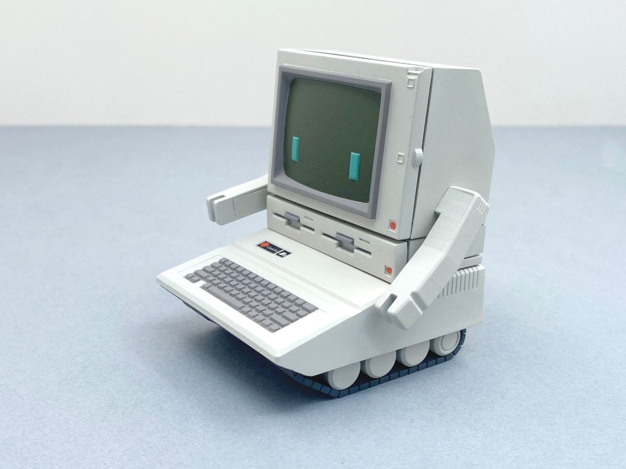 1731680800 113 Ce robot jouet de bureau est un delicieux hommage a lemblematique - plare.