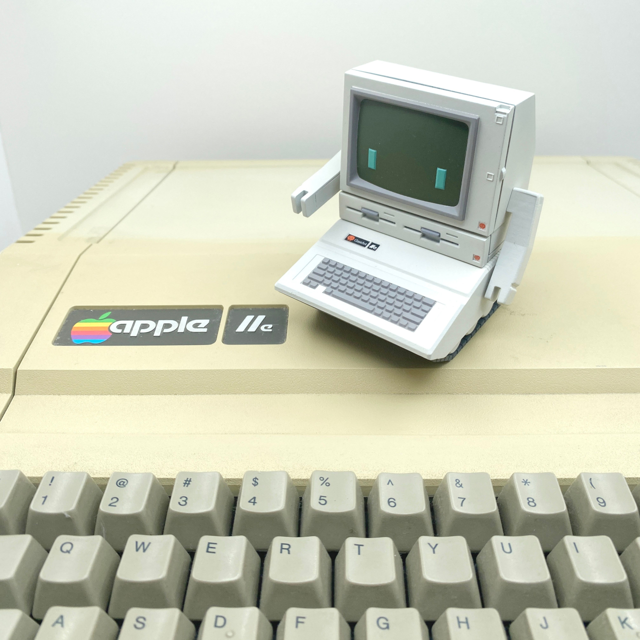 1731680802 711 Ce robot jouet de bureau est un delicieux hommage a lemblematique - plare.