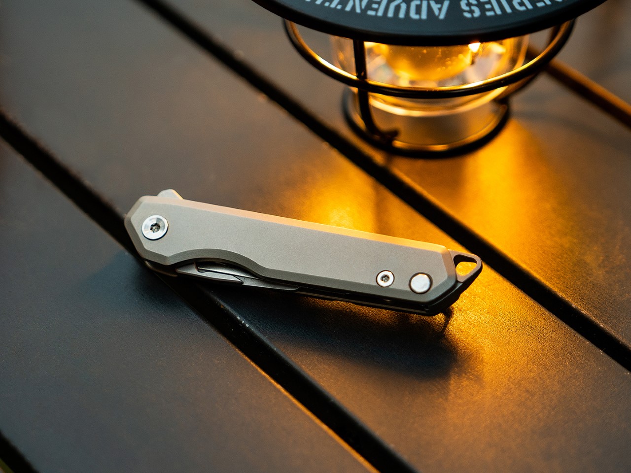 1731725571 222 Ce couteau en titane de grade 5 dissimule deux lames - plare.