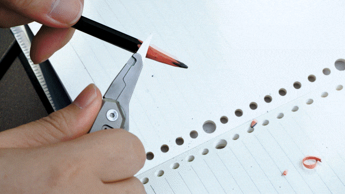 1731725575 175 Ce couteau en titane de grade 5 dissimule deux lames - plare.