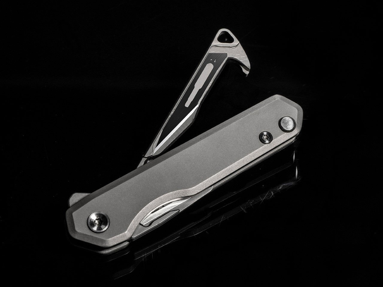 1731725577 269 Ce couteau en titane de grade 5 dissimule deux lames - plare.