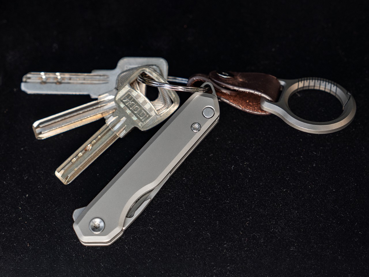 1731725578 735 Ce couteau en titane de grade 5 dissimule deux lames - plare.