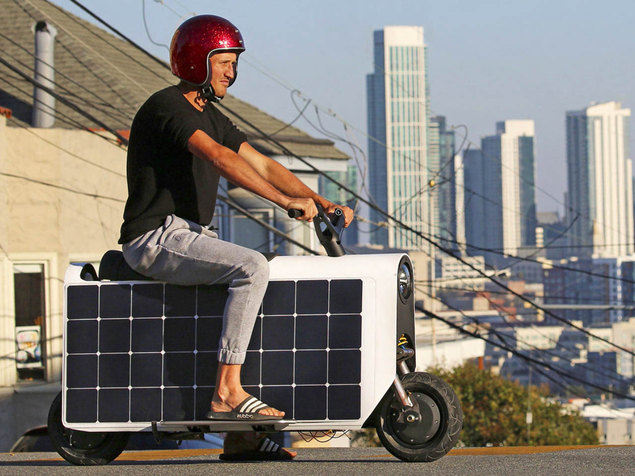 1731880353 881 Ce scooter electrique a energie solaire est le petit frere - plare.