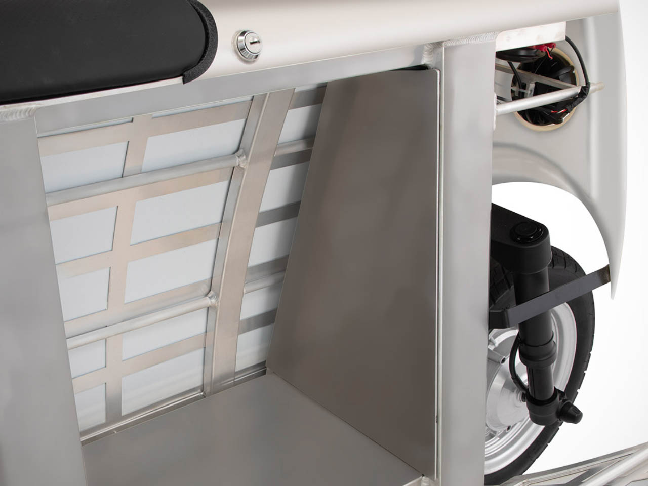 1731880353 984 Ce scooter electrique a energie solaire est le petit frere - plare.
