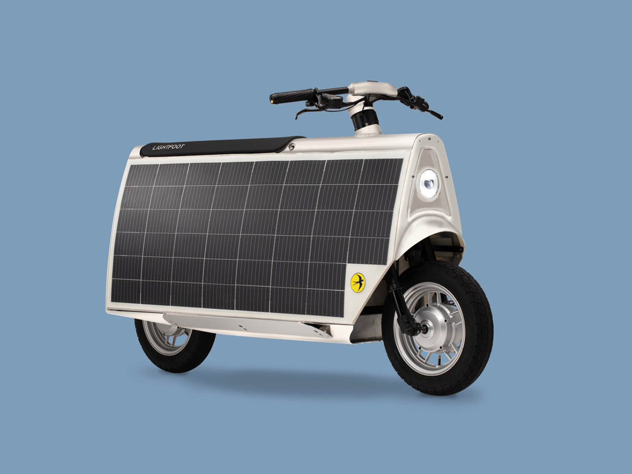 1731880355 199 Ce scooter electrique a energie solaire est le petit frere - plare.