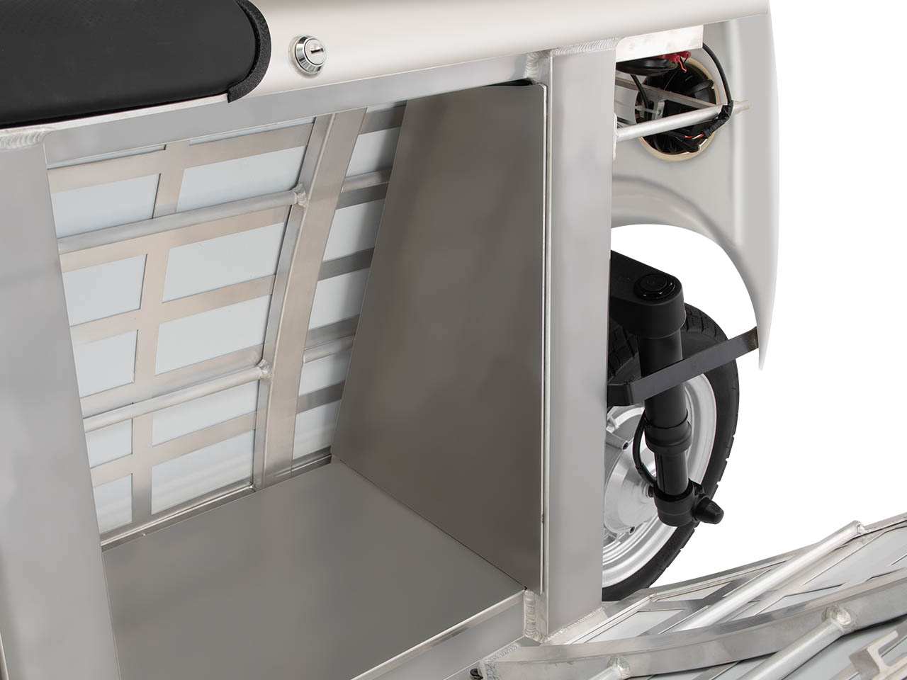 1731880356 466 Ce scooter electrique a energie solaire est le petit frere - plare.