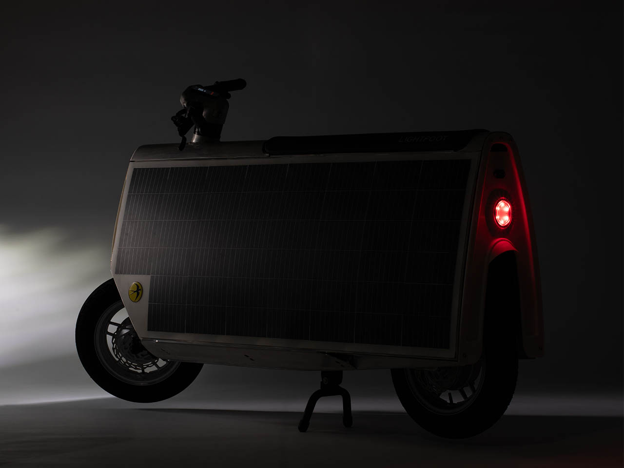 1731880357 860 Ce scooter electrique a energie solaire est le petit frere - plare.