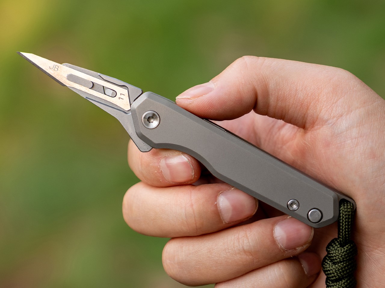 Ce couteau en titane de grade 5 dissimule deux lames - plare.