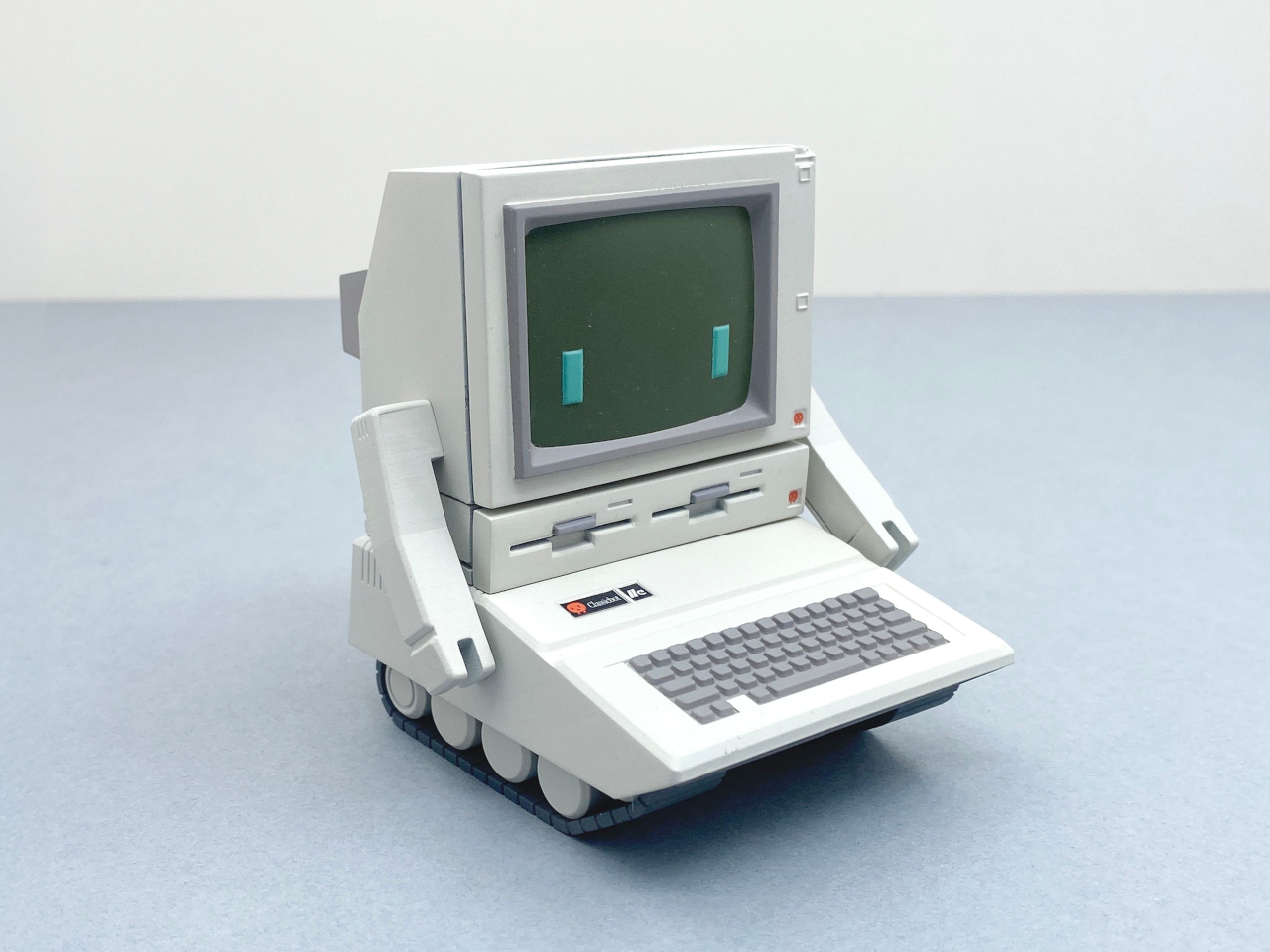 Ce robot jouet de bureau est un delicieux hommage a lemblematique - plare.