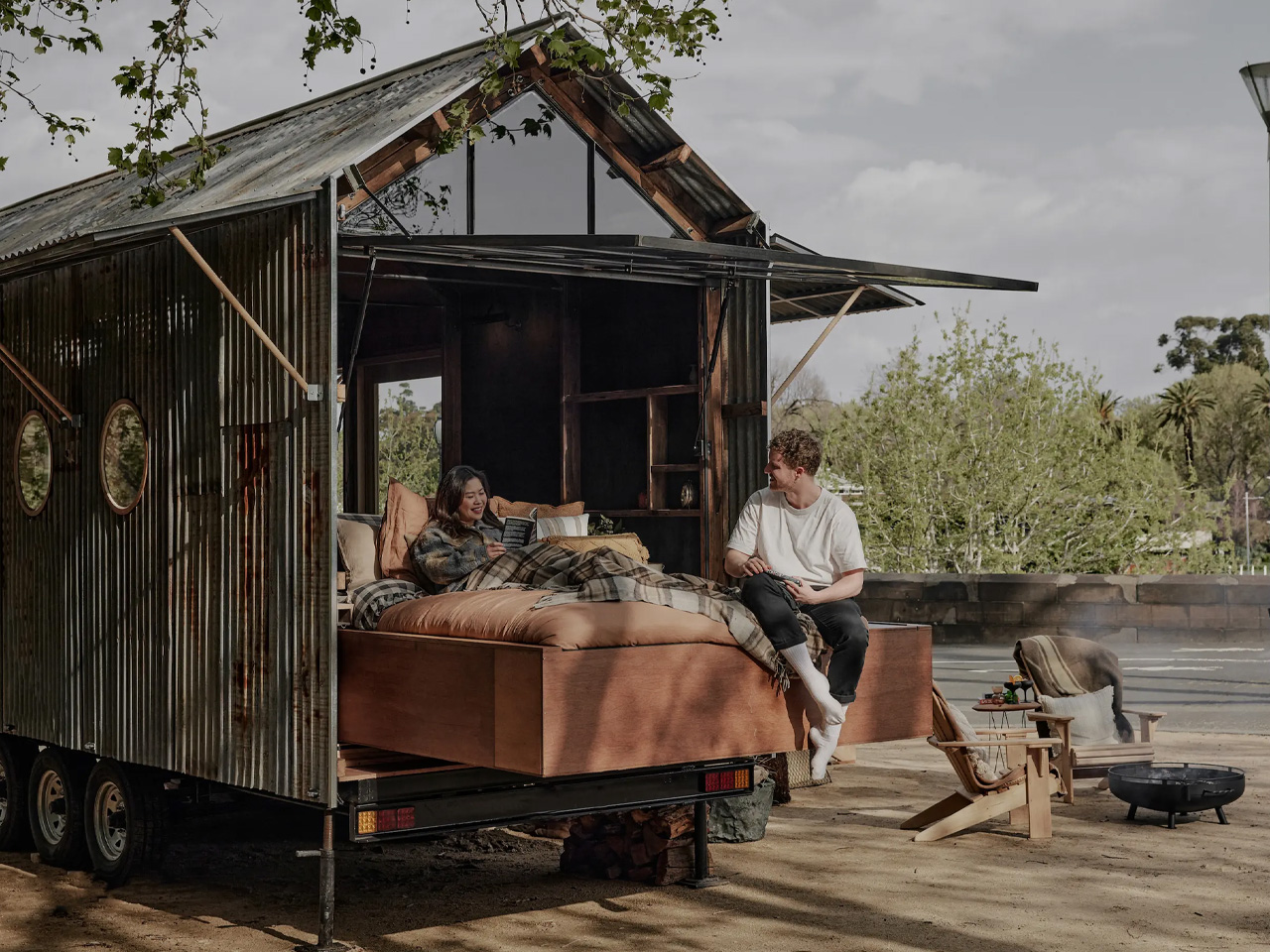 Faites glisser le lit dans cette petite maison isolee pour - plare.