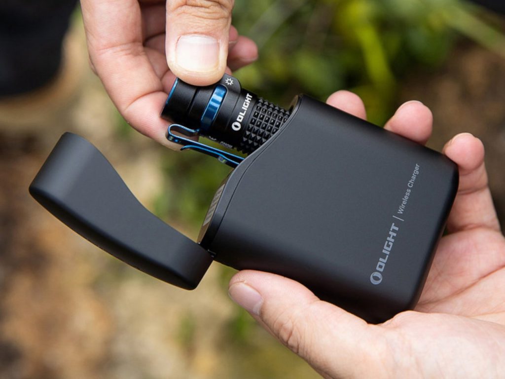 La torche EDC et l’étui de chargement vous permettent de ne pas passer trop de temps dans l’obscurité.