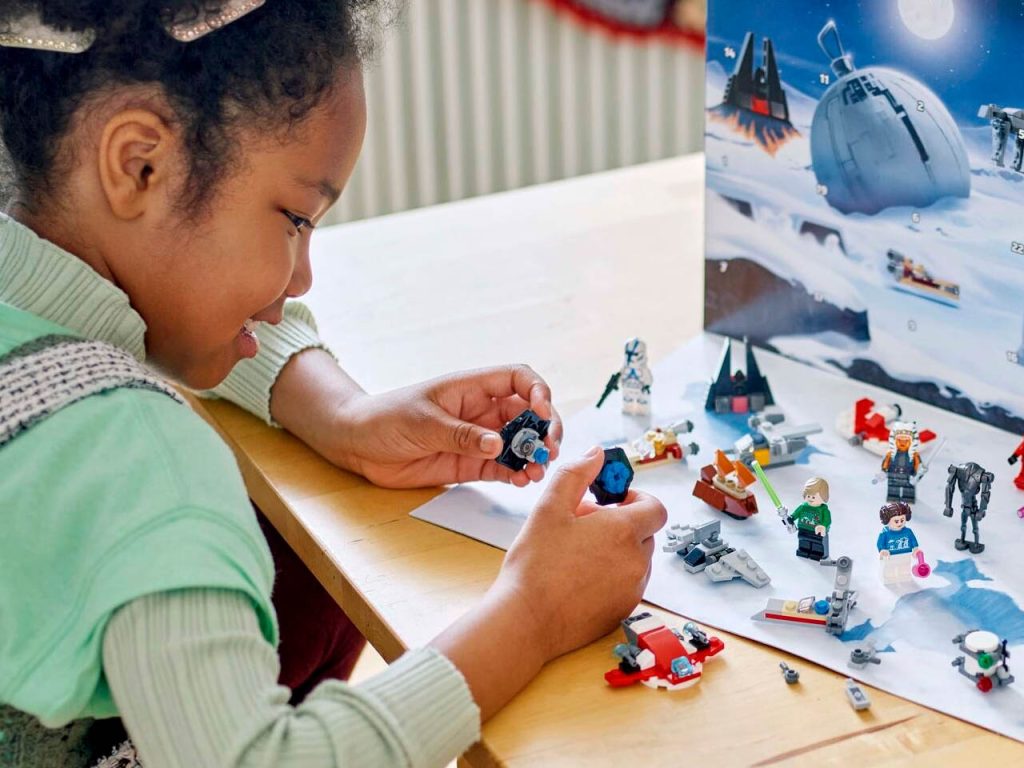 Le calendrier de l’Avent LEGO Star Wars 2024 vous plonge dans l’esprit de Noël de la science-fiction