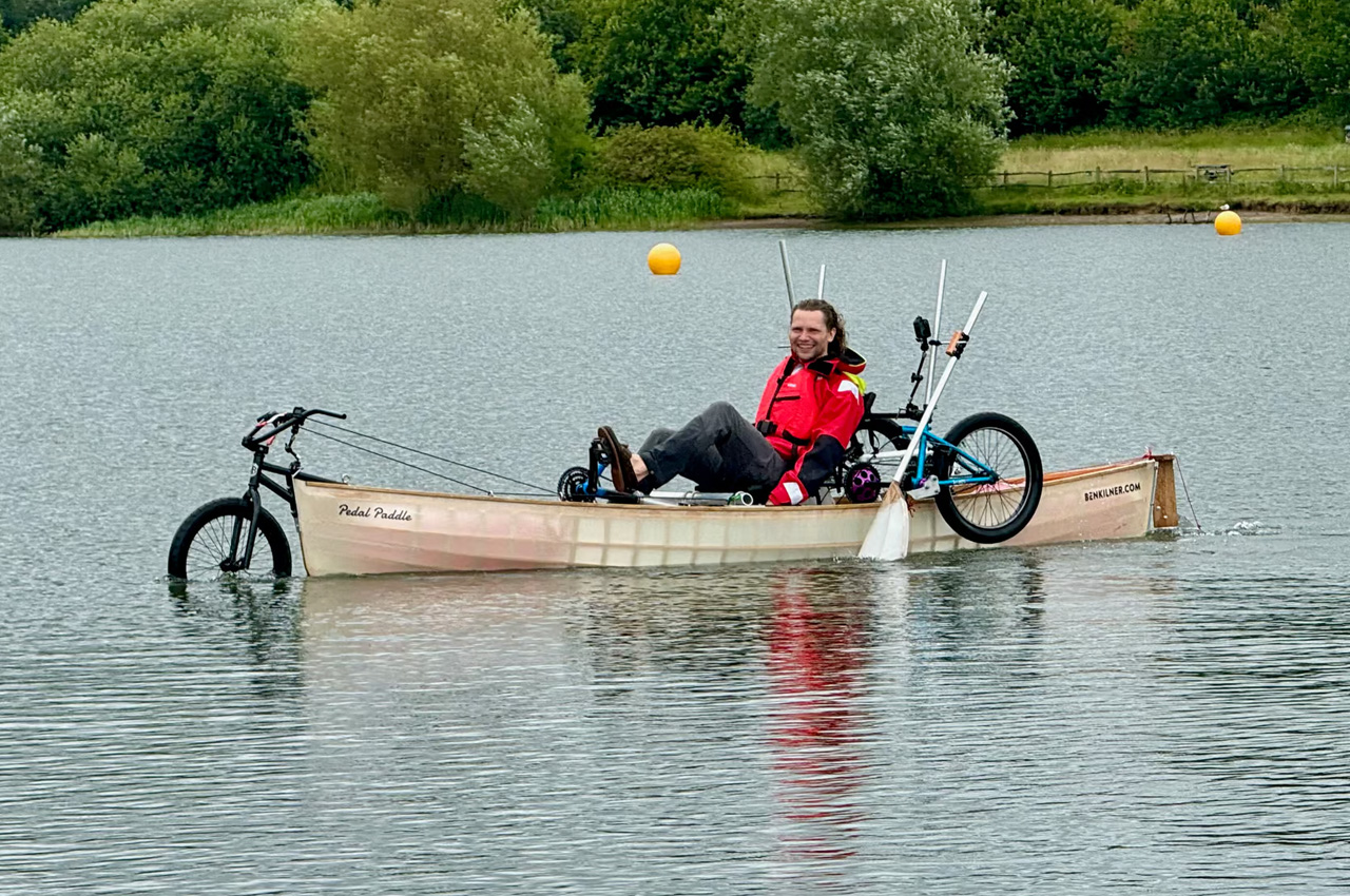 Un homme traverse lEcosse a bord dun canoe amphibie construit - plare.