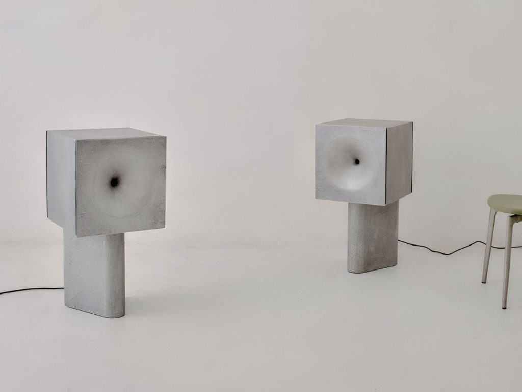 Le haut-parleur en métal moulé est fabriqué en aluminium marin pour améliorer l’esthétique et l’acoustique.