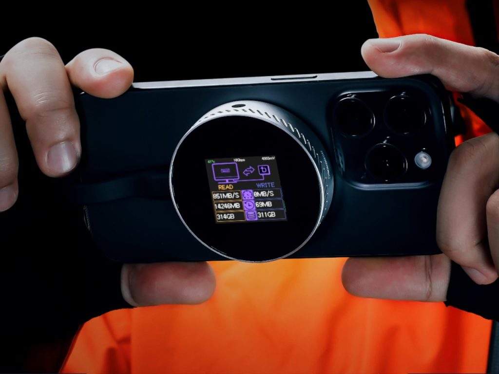 Le disque dur circulaire MagSafe se fixe à l’arrière du téléphone pour un stockage quasi illimité.