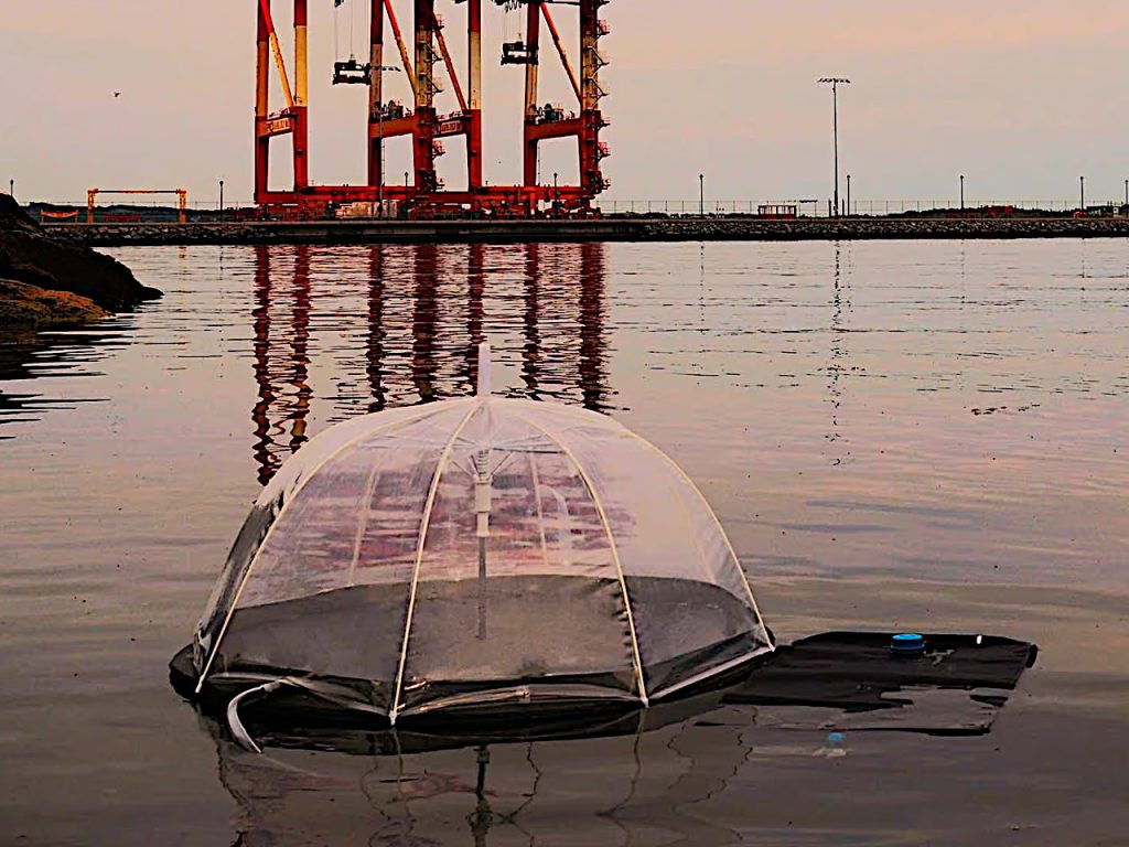 Un distillateur solaire flottant fabriqué à partir de vieux pneus peut purifier 15,5 verres d’eau par jour