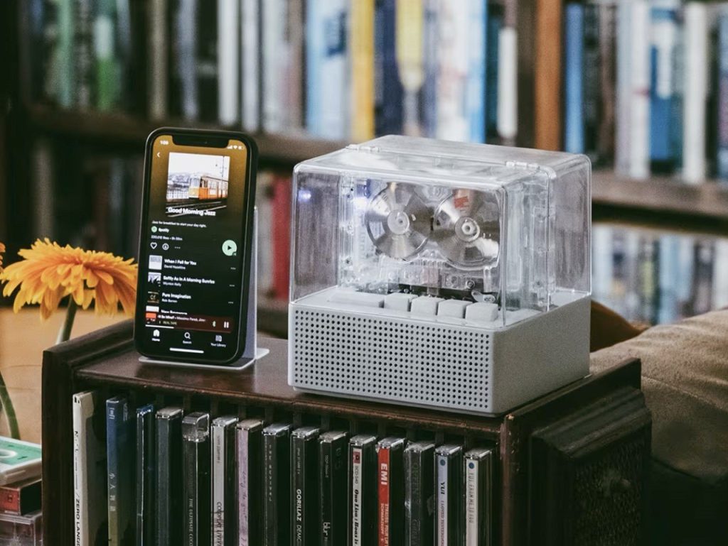 Ce lecteur de cassettes inspiré de l’ingénierie pour adolescents dispose même d’une « cassette Bluetooth » pour écouter Spotify.