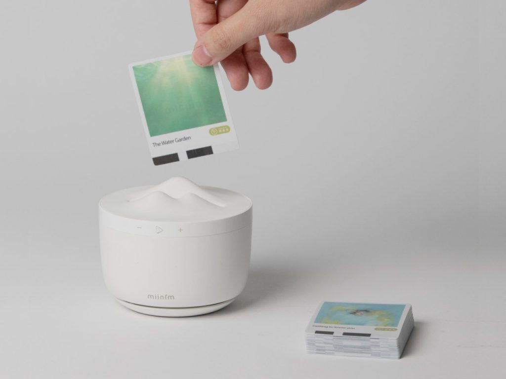 Le concept de haut-parleur de méditation en forme de bol utilise des cartes illustrées pour diffuser la musique parfaite.